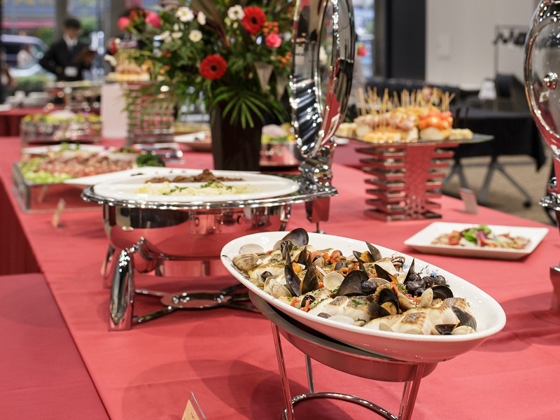 ケータリング（ホテル仕様のパーティー料理、お弁当、ドリンク等）はグループ会社と連携してご用意。※写真はイメージ