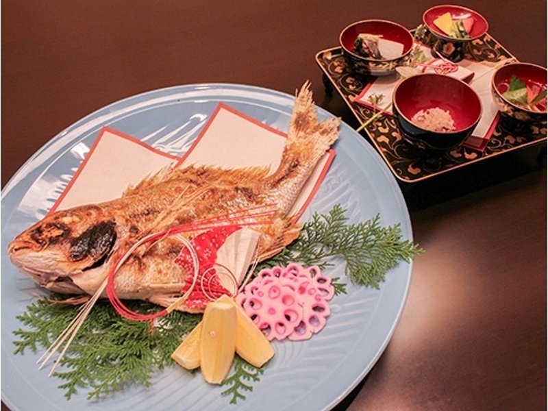 お食い初め
お子様の健やかな成長を願って、赤飯・小鯛の塩焼き（別料金）・吸い物・梅干し（有料）のご用意を承っております。
お食い初めの器は無料貸出しいたします。