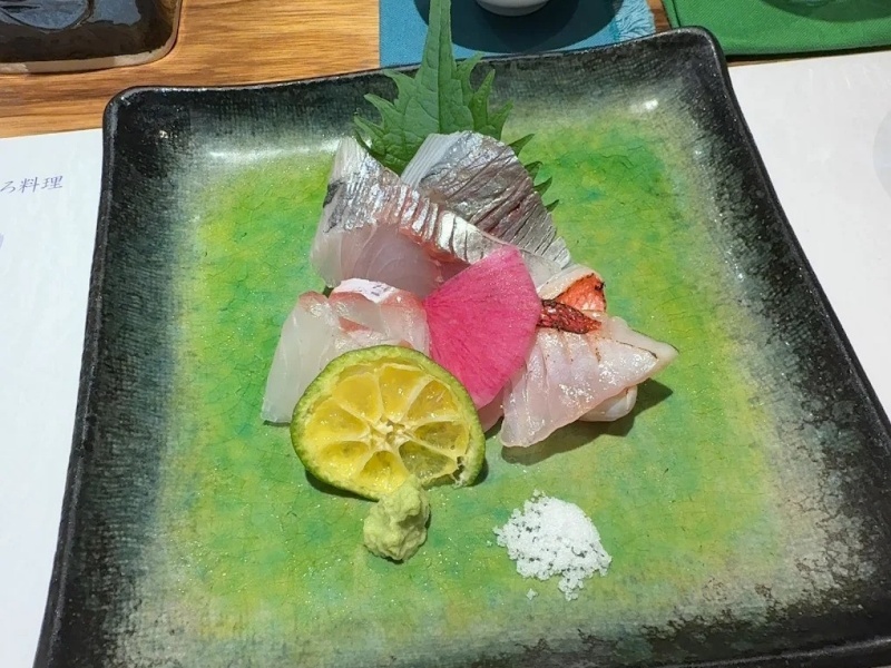 店主が目利きした旬の刺身。見た目も美しい盛り付けと、素材の旨味が際立つ透き通るような白身が食欲をそそります。