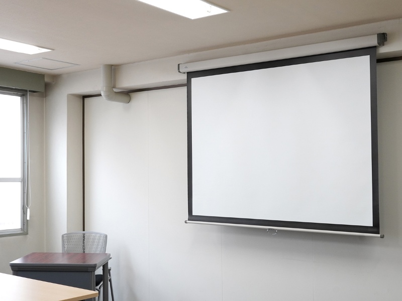 【第一会議室】をご利用の際には、スクリーンとプロジェクターが無料で使用できます。予約時にお申し付けください。