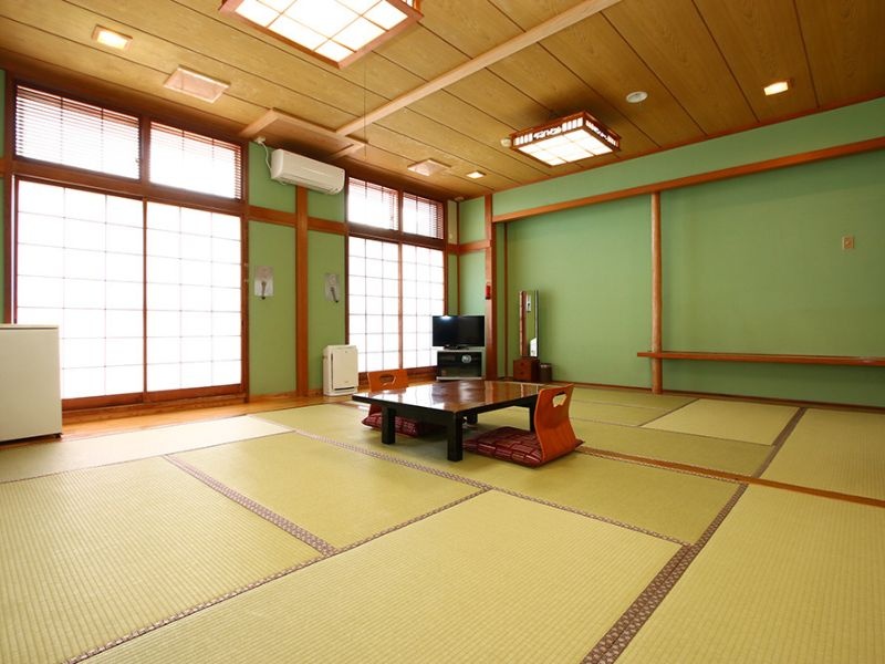 15畳和室
ご家族やグループにおすすめのお部屋です。
心落ち着く和室で足をのばしてお過ごしいただけます。