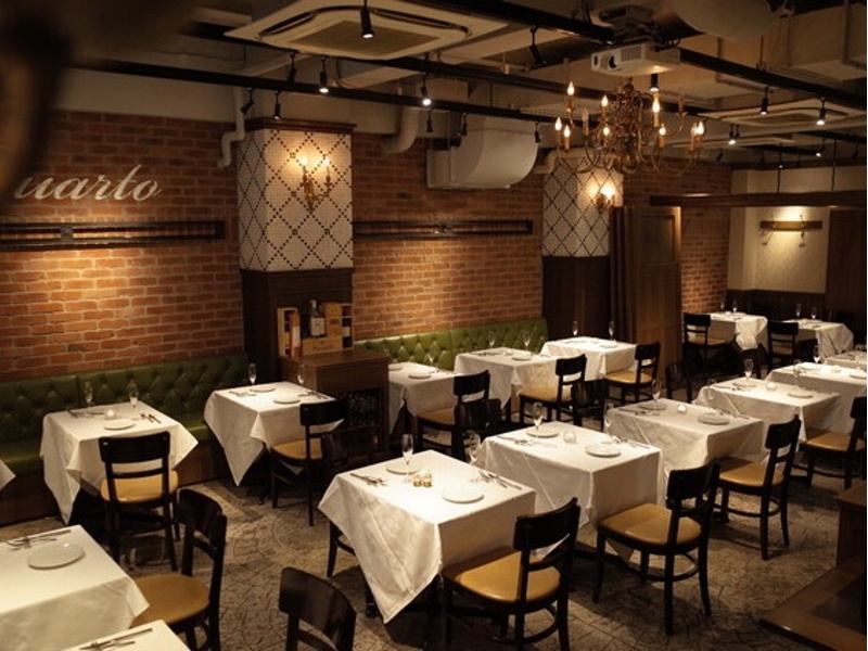 宴会場イメージ
最大80名収容、個室は最大16名まで対応。カジュアルながら洗練されたイタリアの空間で、接待から大人数の宴会まで幅広くご利用いただけます。