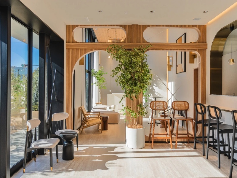 ブライダル施設として磨かれたホスピタリティを会議シーンでも。格式と温かみのある場でビジネスをサポートします。