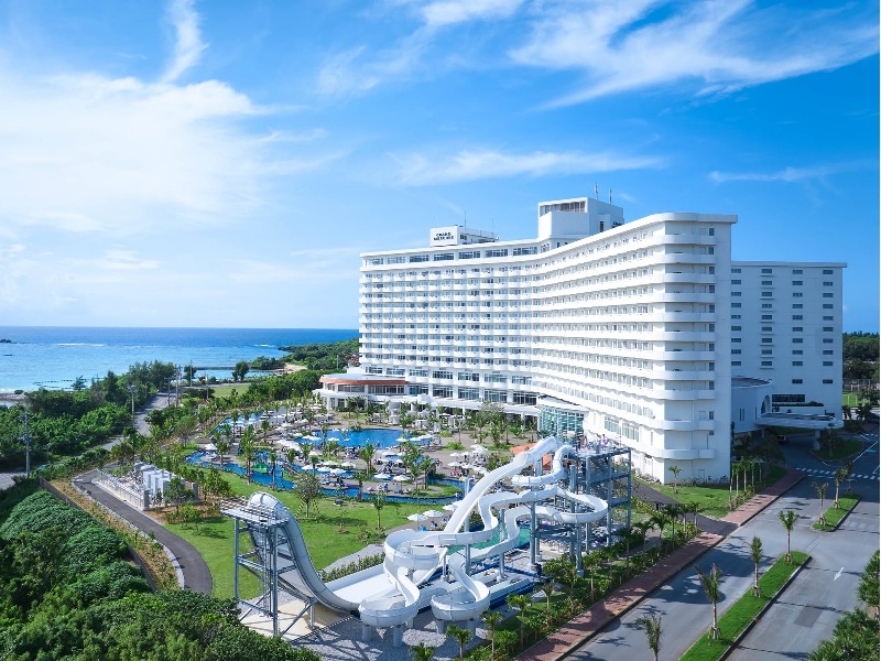 沖縄本島西海岸、残波岬の絶景リゾートホテル。約800名収容の大宴会場から少人数対応の小宴会場まで、多彩な会場をご用意しています。
