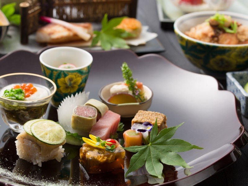 懐石料理：コンセプト【伝統】×【革新】
匠の技術で四季を表現した料理が並ぶ