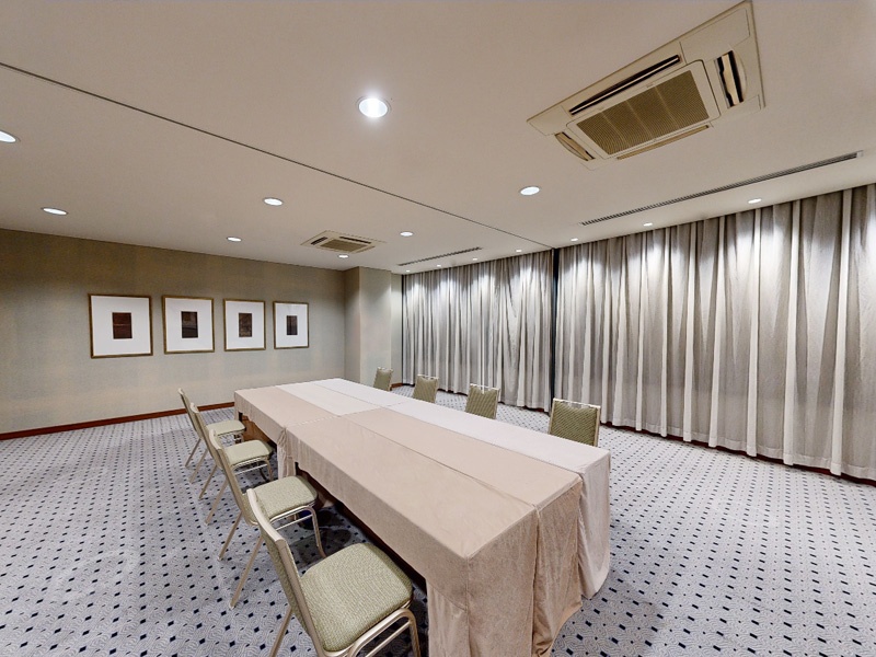 大きな窓から自然光が射し込み、適度な緊張と打ち解けた雰囲気を醸し出す宿泊棟2階の小宴会場。