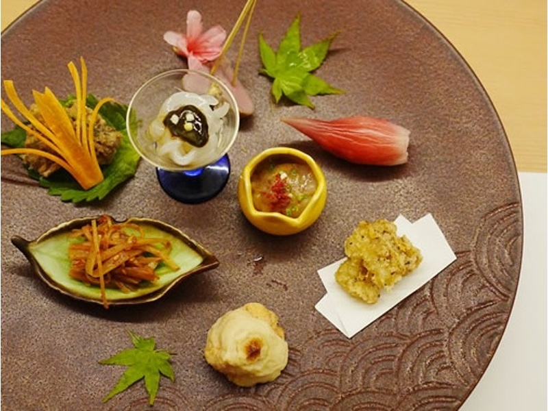 和食料理長の技が光る会席料理や創作料理で、大切なお客様をおもてなしいたします。