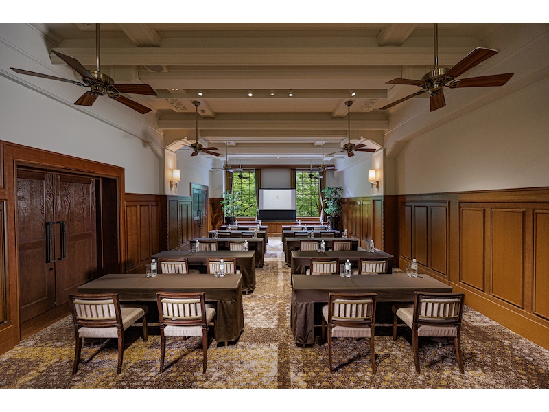 近代名古屋発展の象徴として築かれた名古屋銀行本店時代の趣が、色濃く残る会場。
大きな窓からは自然光が入り、重厚感のある木の質感と白壁のコントラストがクラシカルな雰囲気を醸し出します。
パーティー利用はもちろん、セミナーや勉強会にも適した会場です。