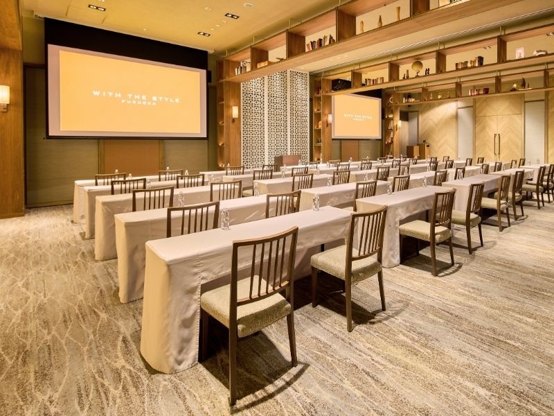 各種会議・セミナーも承っております。ガラス張りの開放感ある会場はいつもと違う雰囲気で、様々な会議・講演会をお手伝いさせていただきます。