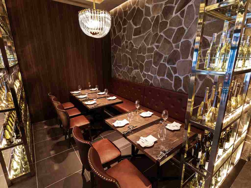 美しいワインボトルのディスプレイに囲まれたエリアは控室としても◎