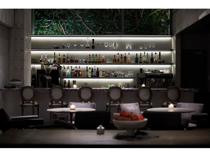 洗練されたバーカウンター席。豊富なドリンクと落ち着いた空間で、交流や二次会利用にも最適です。