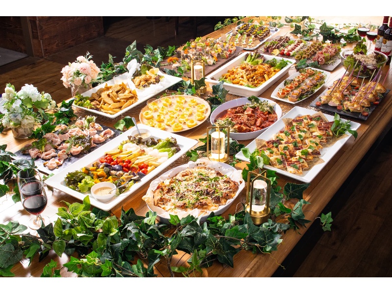 【フルセレクションビュッフェ】2h飲み放題付き！サーモンのタルタル風ミニタルトやバーニャカウダ・バスクチーズケーキなど全21品　