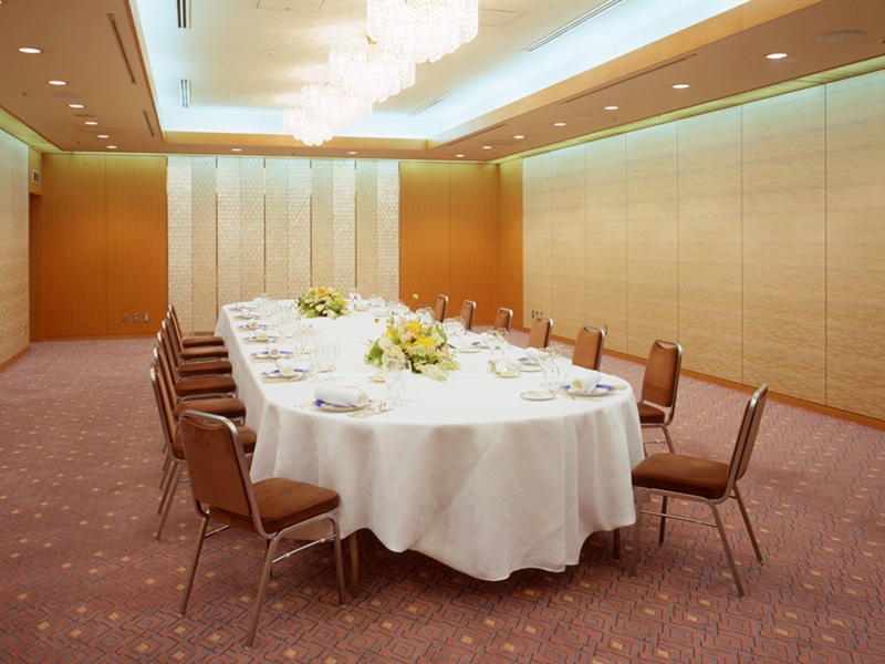 小宴会場【飛鳥・桜・梅・菊・菫・葵・蘭】
３階フロアの小宴会場は、ご会食、会議、趣味の会など比較的小さなお集まりや、ご宴会前の控室やスタッフルームとしてお利用いただくこともできます。