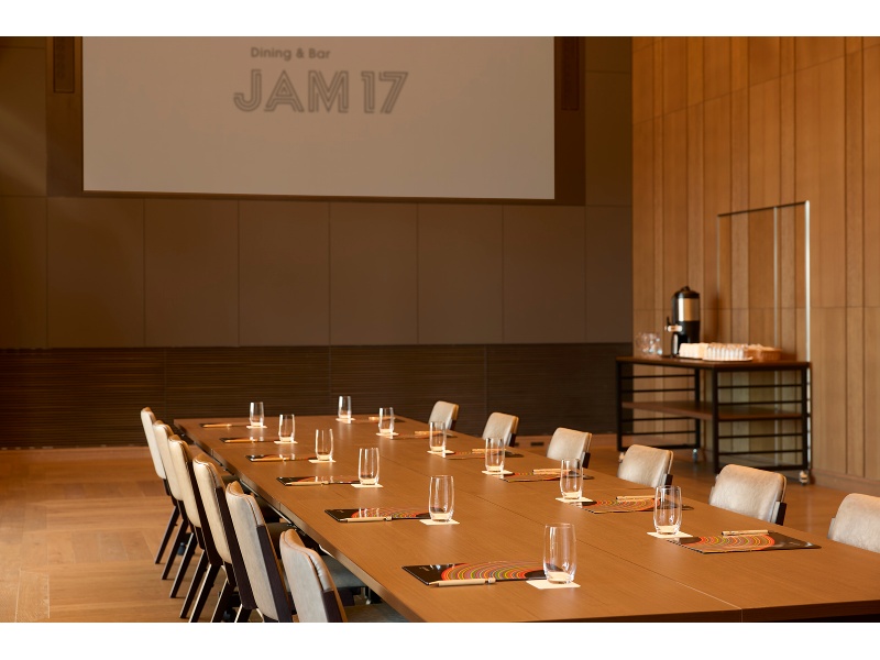 【SPACE WEST】
圧倒的な存在感を放つ200インチLEDヴィジョンを完備。升目状のLEDライン照明が印象的な空間は、テラスとつながる開放感も魅力です。映像演出を主役にしたイベントにも最適です。