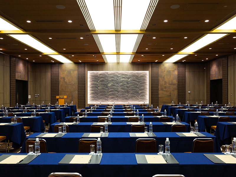 中宴会場【 Matsukaze -松風-】
緑豊かな日本庭園に面し、洗練された伝統美と2種類の風合いあるタイルや木調の壁面などモダンなアクセントが調和した上質な空間。プロジェクターとスクリーンが完備されており、各種会議や懇親会にご利用いただけます。