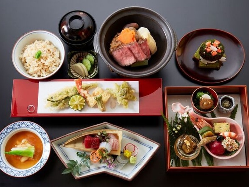 お昼からのご接待や同窓会、ご会合、友人同士のお集まりにも。
旬のお造り、厳選黒毛和牛など、職人の手により一品一品丁寧に、彩り豊かに盛り付けます。