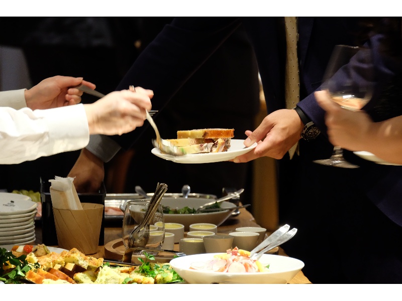 ビュッフェスタイルでトリュフ料理を