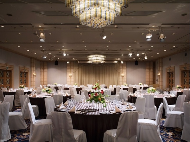 会場の2分割も可能ですので、用途に合わせたセッティング・演出が出来ます。会議後の懇親会にも。