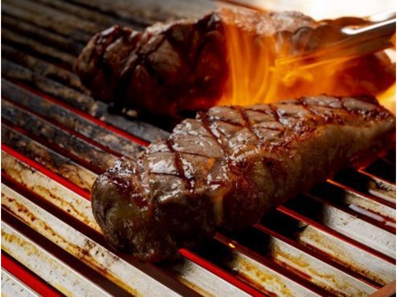 ライブ感のあるグリル料理。香ばしい香りとともに臨場感ある演出が可能です。