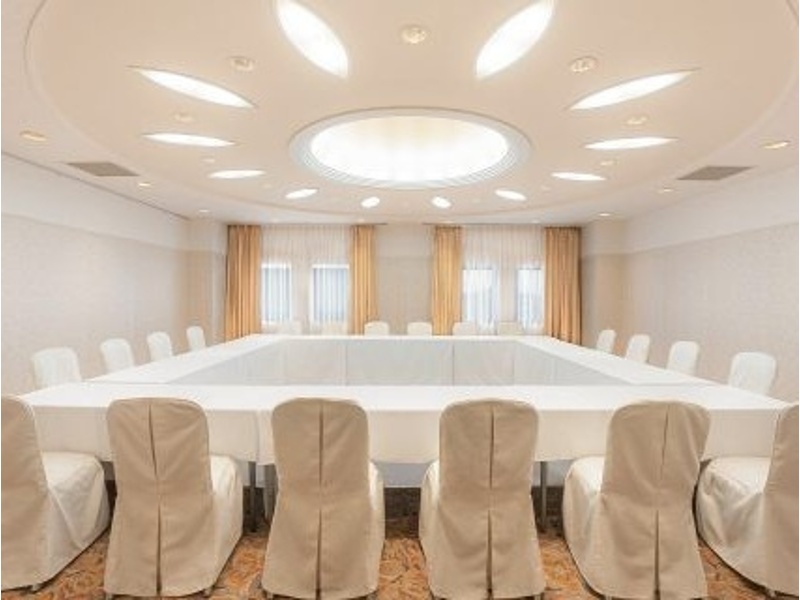 グランドメルキュール沖縄残波岬リゾートは、約800名収容の大宴会場プレシャスホールから少人数対応の小会議室まで、多彩な会議スペースをご用意。ご人数や目的に応じて、最適な空間をお選びいただけます。