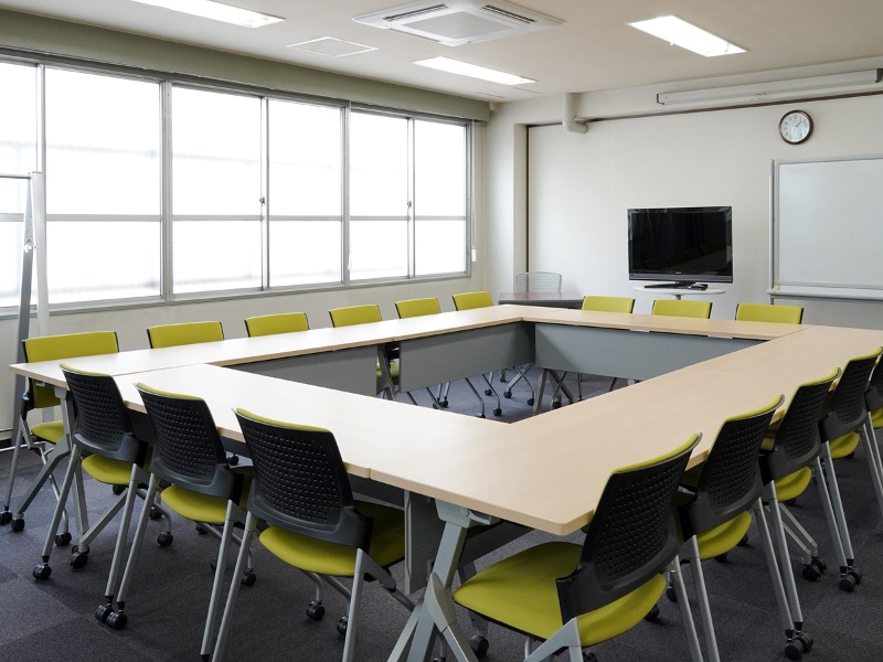 正方形36.4㎡の使いやすい会議室です。※ロの字形式(基本レイアウト)　18名着席可能。