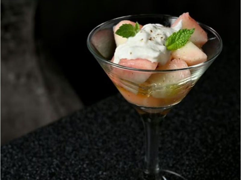 季節のフルーツとストラッチャテッラのカクテル仕立て