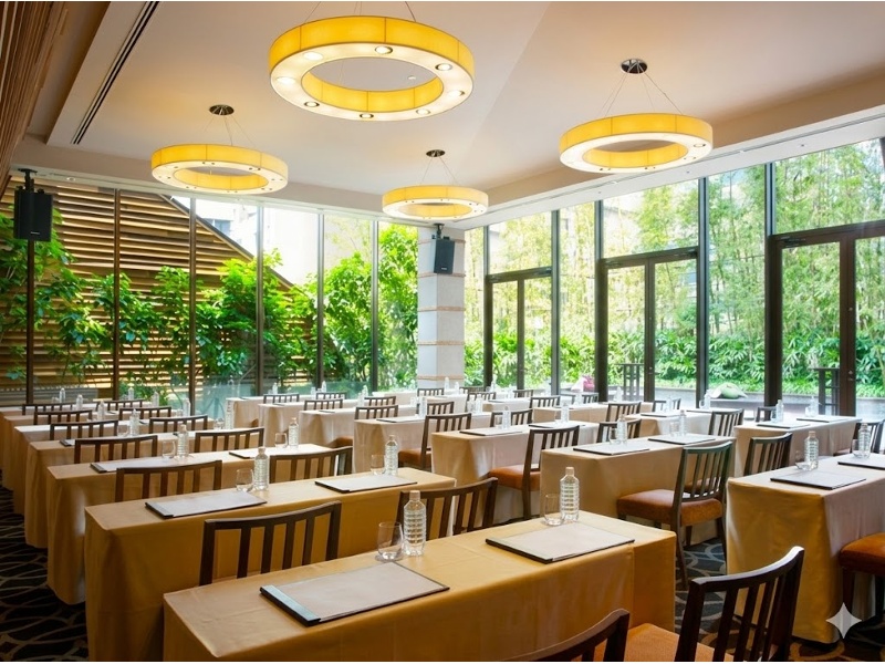 大きな窓の外に、ゆったりとしたプライベートテラスが広がる独立型バンケット。光や緑を揺らす風など、神戸の中心にいながら開放的な時間をお過ごしいただけます。