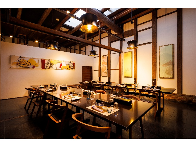 【酒林の間】着席最大28名様。プロジェクター・スクリーン利用可(独立型)。酒蔵のシンボル「酒林」のオブジェを配し、白壁を基調としたレトロモダンな空間です。