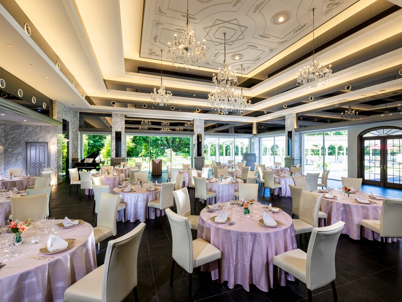 大理石とミラーを配した開放的な空間に華やかなシャンデリアが煌めく開放的な会場