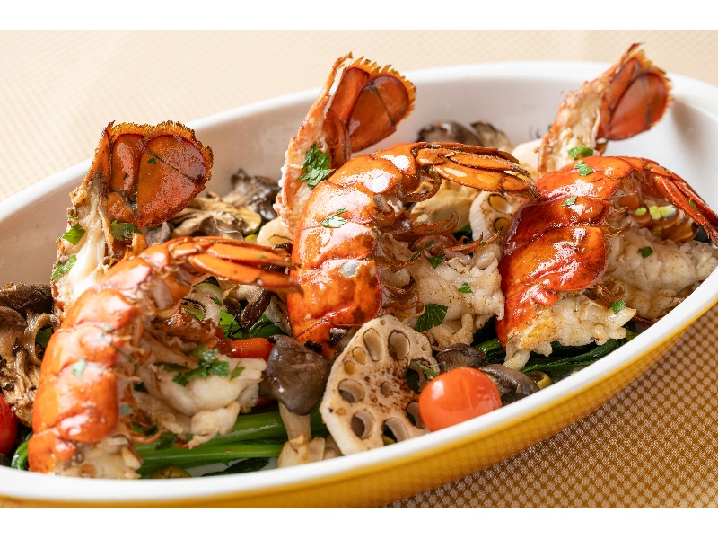 【料理一例】
オマール海老のオーブン焼き