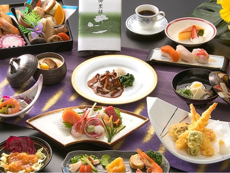 彩雲(料理のみ)

和洋中先付/酢の物/刺身4点盛り/エビのチリソース/天婦羅4点盛り/茶碗蒸し/チキンのデミソース/生寿司3貫/お吸い物/デザート/コーヒー ※折詰・黒飯付は14230円(税込)