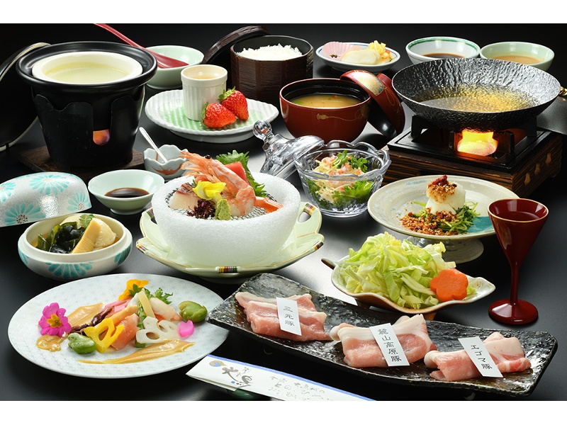 料理一例（宿泊）食材は安心・安全にこだわりを持っておもてなしさせていただいております。
※季節によって料理内容は変わります。