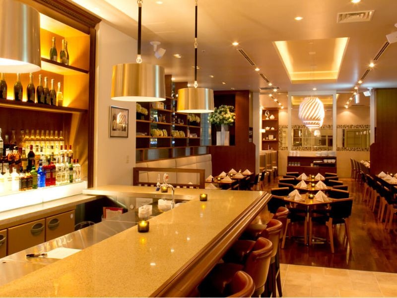 手前BARカウンター含めた立食半分貸切最大40名