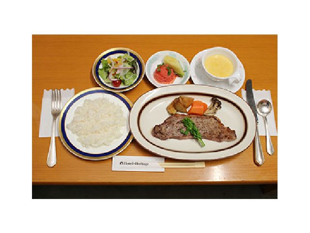 ご昼食はレストランにてどうぞ。ステーキランチ1,200円税別です。その他にも1,000円税別～ご予算に応じてご用意致します。