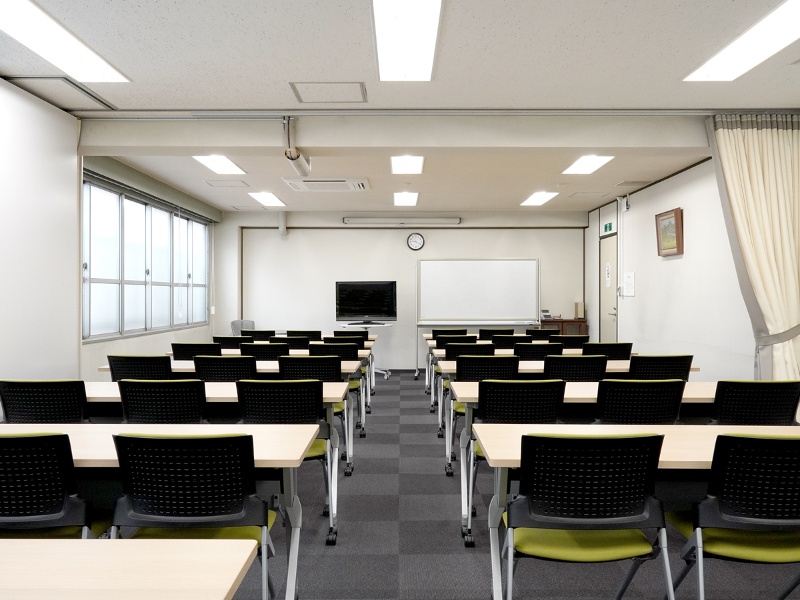 モニターやホワイドボード、またはプロジェクターが無料で使用できます。予約時にお申し付けください。※第一+第二会議室　スクール形式　最大39名着席可能。