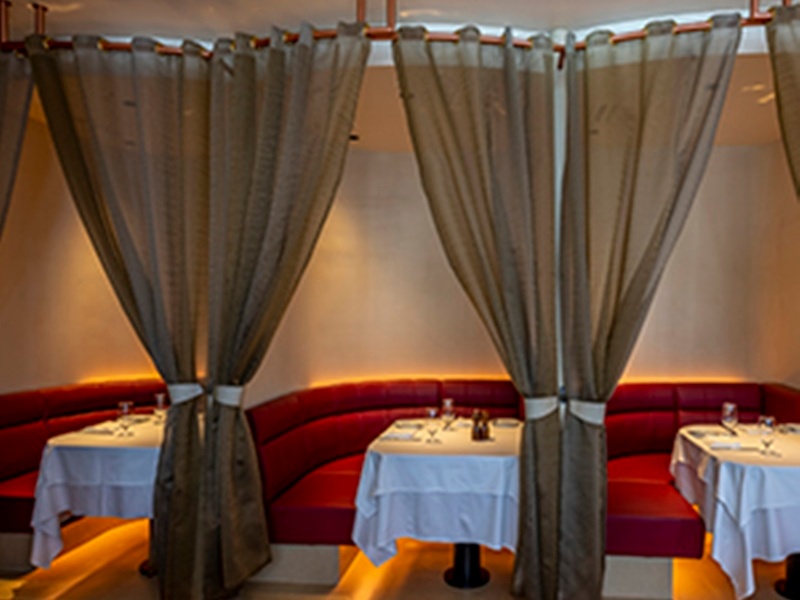 バーカウンターやベンチシート、ソファなど多彩な席をご用意しておりシーンに合わせてご利用いただけます。