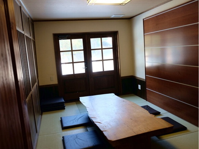 和個室は、プライバシーへの配慮が行き届いた落ち着きある空間です。2名様から最大12名様まで対応可能で、少人数の会議や会食におすすめ。