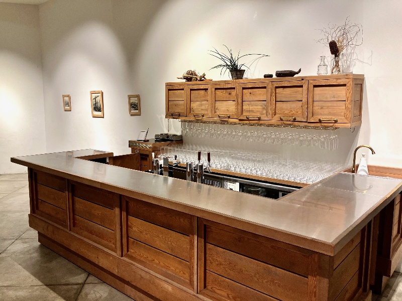 カウンターからドリンク提供も可能