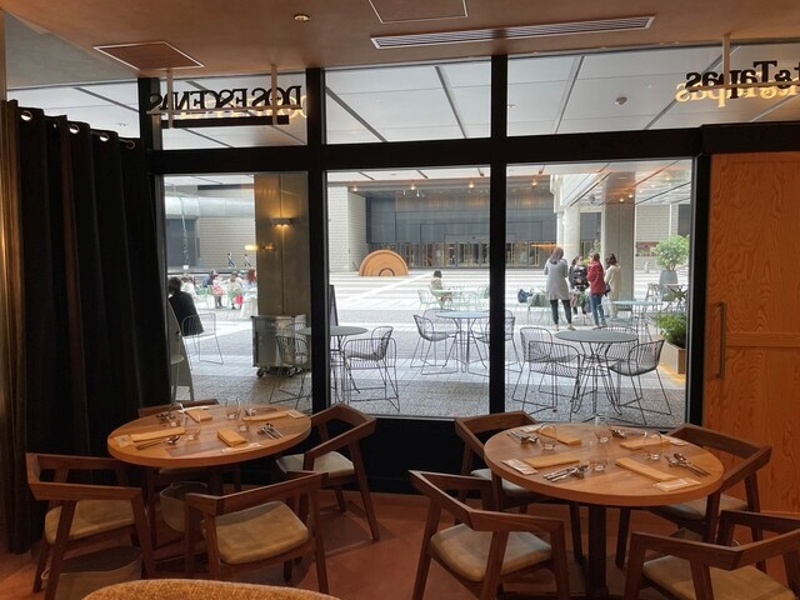 全74席の洗練された空間です。ダイニング42席、バー32席に加え、2つの個室(4名・6名)を完備。cオープンテラス席ではペット同伴も可能です。