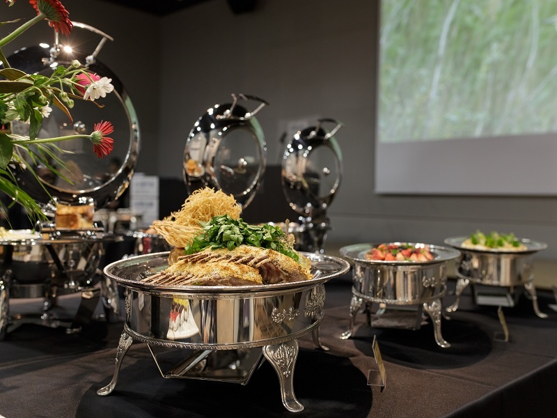 ケータリング（ホテル仕様のパーティー料理、お弁当、ドリンク等）はグループ会社と連携してご用意。※写真はイメージ