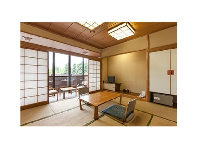 和室8畳定員4名、シャワートイレ付です。