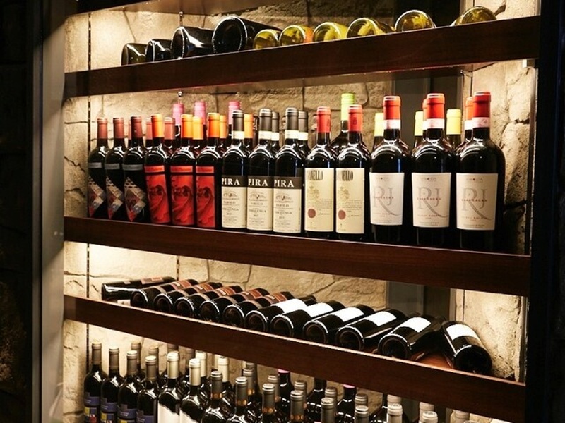 生ビール・スパークリング・ワイン・カクテルなど40種以上が飲み放題!最長3時間プランもご用意。ワインにこだわるソムリエ在籍のお店で、とことん飲んで楽しめます。