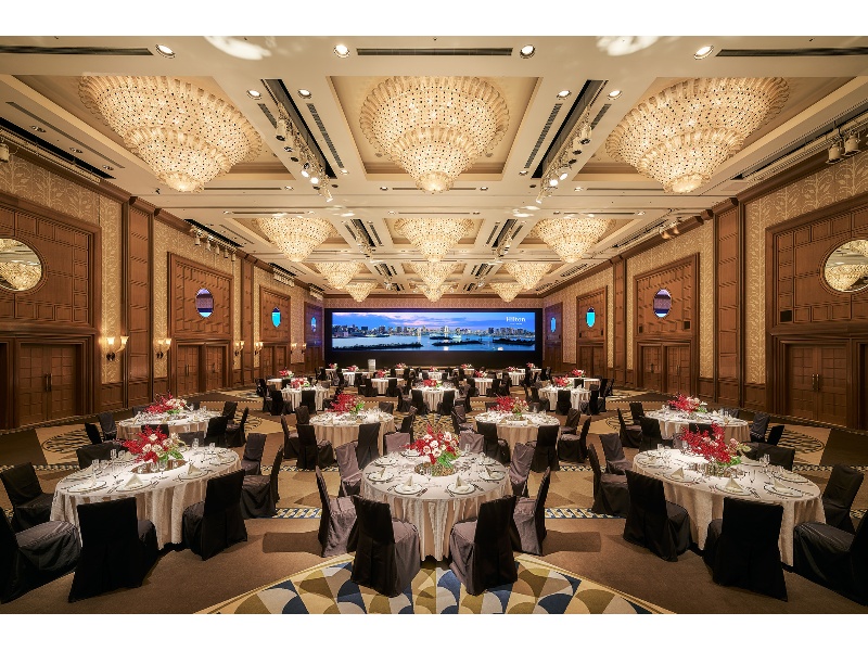 最大1,000名様までのお集まりに対応でき、会議、セミナー、展示会、ディナーショー、パーティなどに最適の空間です。会場は目的に合わせて3つに分割でき、ホワイエは待合室としてだけではなく、コーヒーブレイクなどのくつ ろぎのスペースとしても自在に活用できます