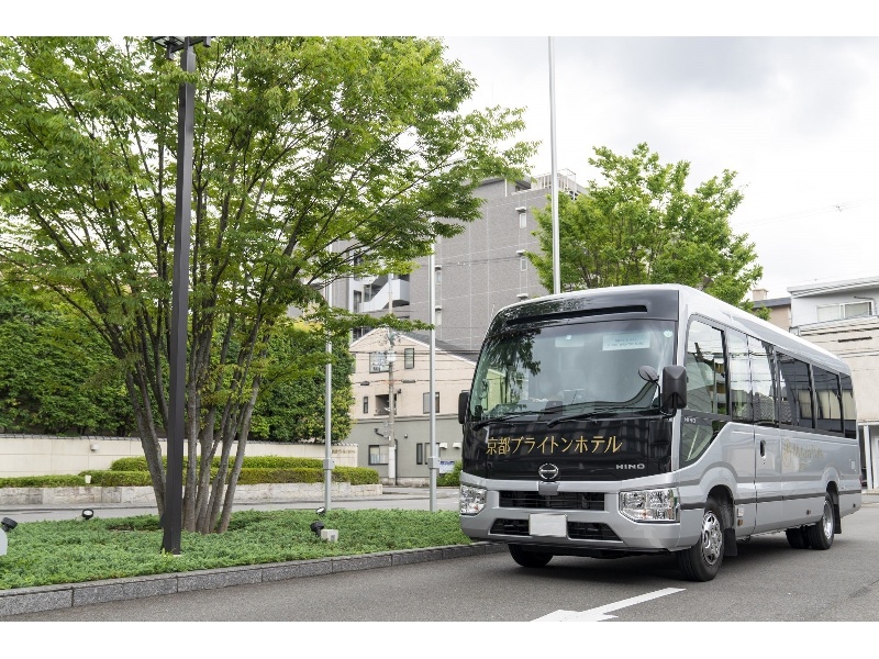 地下鉄烏丸線と東西線が交差する烏丸御池駅とホテルを結ぶ無料のシャトルバスが便利です。