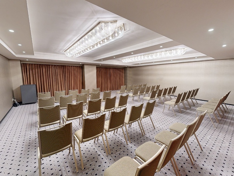 大きな窓から自然光が射し込み、適度な緊張と打ち解けた雰囲気を醸し出す宿泊棟5階の小宴会場。