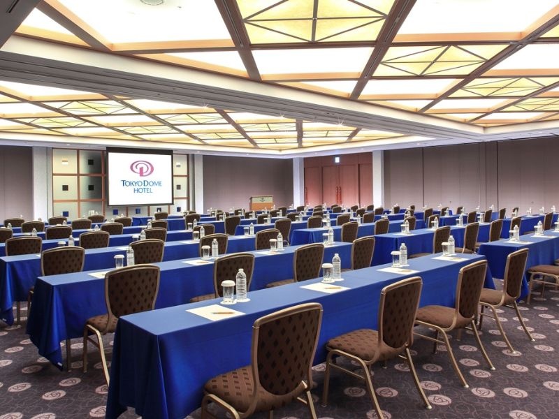 中宴会場「オーロラ」
使いやすい形状で、多目的にご利用いただける宴会場です。照明のデザインテーマは「光のフレアー」。レセプションやパーティなど華やいだ雰囲気の中でおくつろぎいただけます。