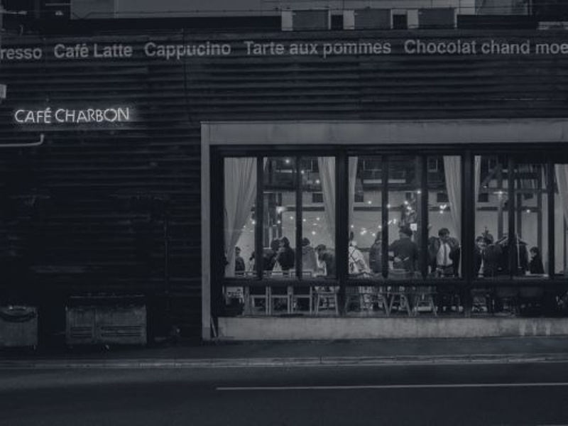 木材倉庫の雰囲気を色濃く残したレトロな外観