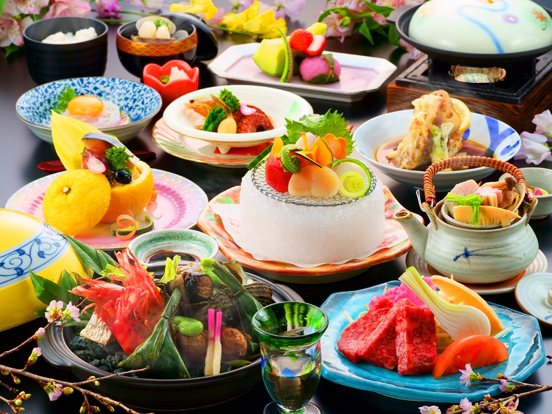当館の夕食は、日本料理の伝統を継承しながら、季節の旬を活かした会席料理が中心となっております。
※季節、ご予算に応じてお出ししますので、お気軽にお問合せください。※写真はイメージ