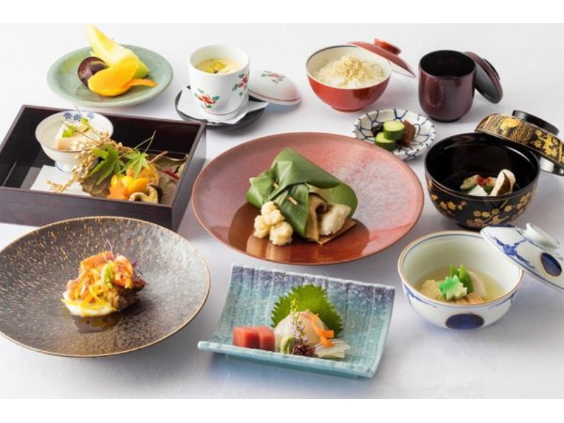 【お料理】
京都の旬の食材を使い、全て手作りで仕上げる京料理。会席や和ビュッフェ、和洋折衷のコースなどで承っております。