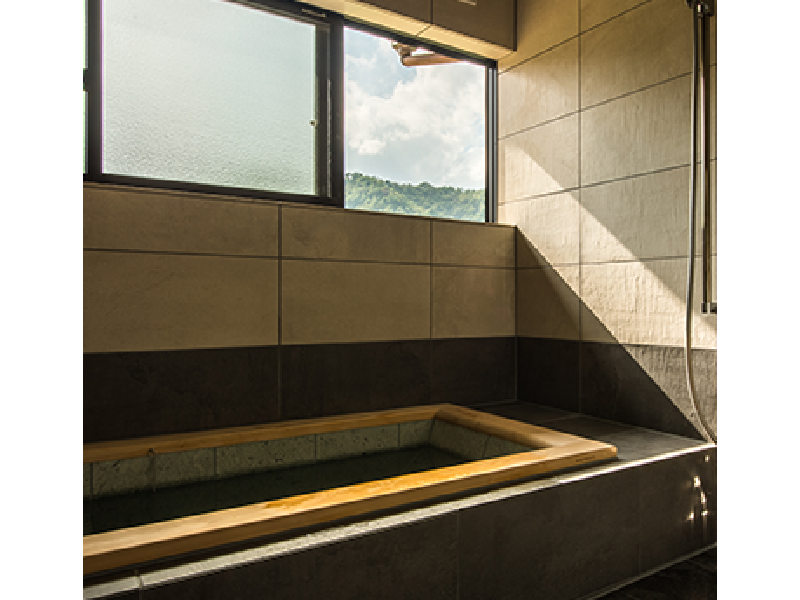 ヒノキと天然石（十和田石）を使った趣のある、ゆったりした和の浴槽。
多数の五つ星ホテルが導入しているものと同じものです。